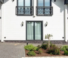 Установка пластиковых дверей в частый дом